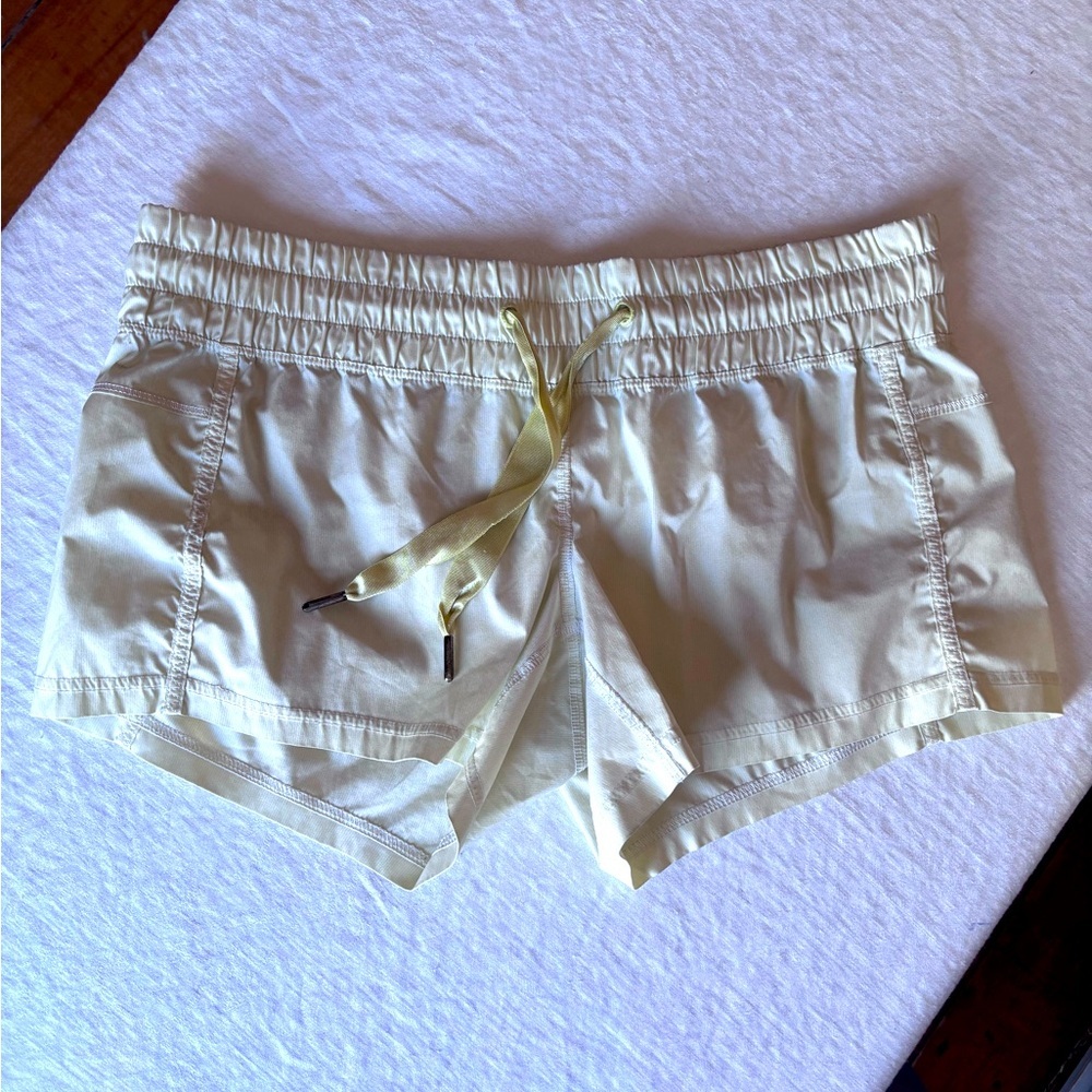 Lululemon Women’s Hotty Hot Low Rise Short 4” Size 6. Yellow